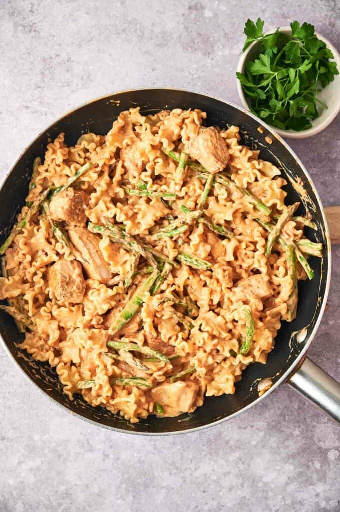 A pan of chipotle pasta with meat.