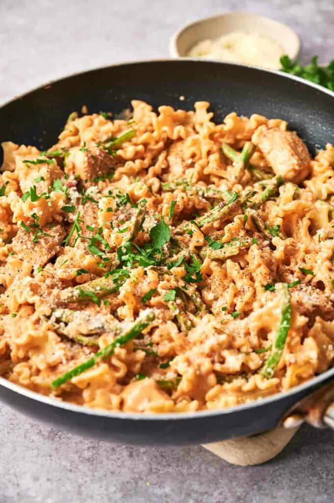 A skillet full of chipotle pasta with chicken.